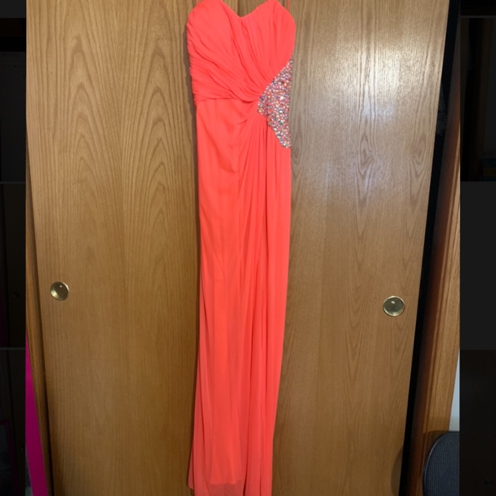 Peach/orange prom dress